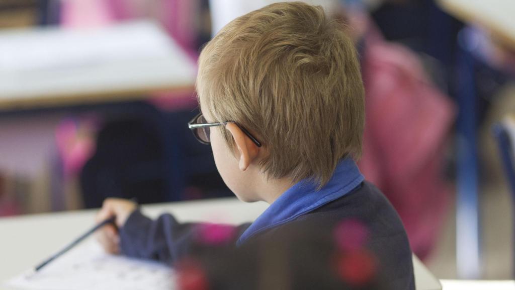 Imagen de recurso de un niño en un aula.