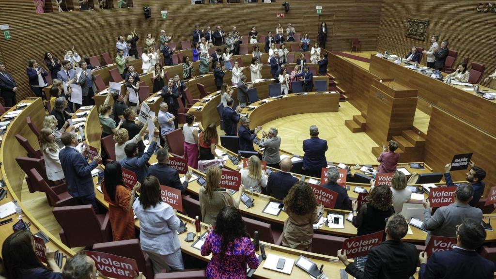 Momento de aprobación de los Presupuestos, con aplausos del PP y Vox y protesta de la oposición. EFE/Manuel Bruque