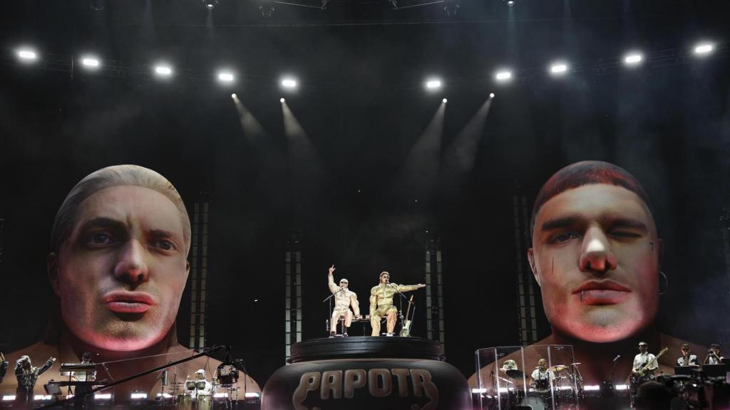 Los músicos y cantantes argentinos Ca7riel & Paco Amoroso durante el concierto que han ofrecido hoy miércoles en el Movistar Arena de Madrid. EFE / Rodrigo Jiménez.