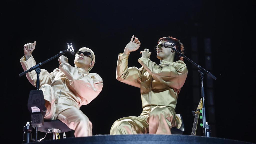 Los músicos y cantantes argentinos Ca7riel & Paco Amoroso durante el concierto que han ofrecido hoy miércoles en el Movistar Arena de Madrid. EFE / Rodrigo Jiménez.