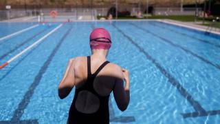 Una bañista en una piscina municipal de Madrid.