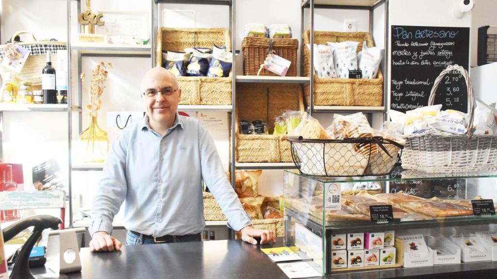 Miguel en su negocio