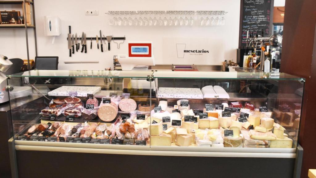 Vitrinas de quesos y embutidos en Mesetarios.