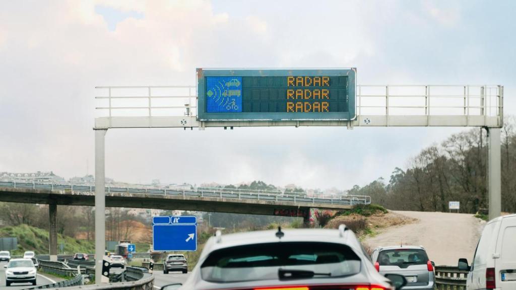 Señal de radar de velocidad en una autopista.