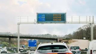 Señal de radar de velocidad en una autopista.