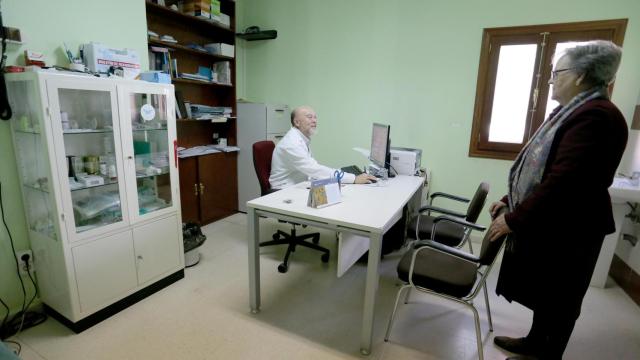 El médico de Familia Miguel Ángel Castilla en el consultorio local de Viloria del Henar (Valladolid), donde atiende a sus pacientes