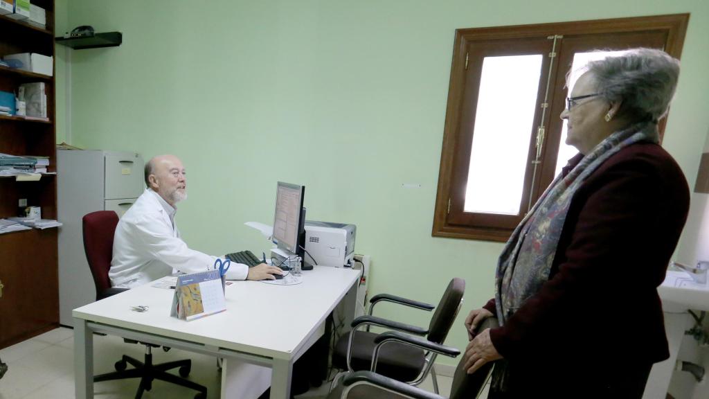 El médico de Familia Miguel Ángel Castilla en el consultorio local de Viloria del Henar (Valladolid), donde atiende a sus pacientes