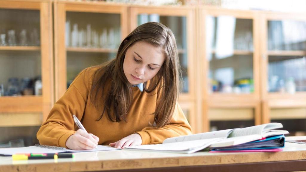 Chica estudiando.