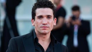 El actor Jaime Lorente en un acto público.