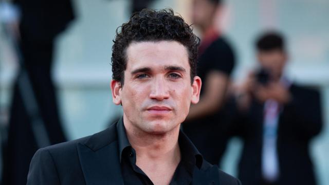 El actor Jaime Lorente en un acto público.