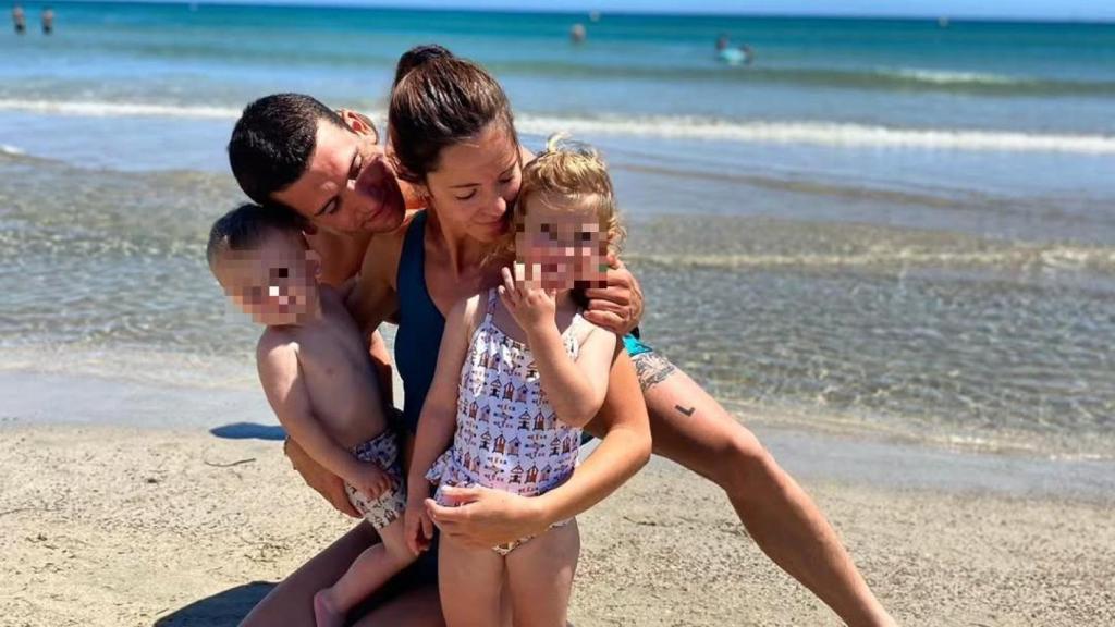 Jaime Lorente y Marta Goenaga en una imagen de sus redes sociales junto a sus hijos.