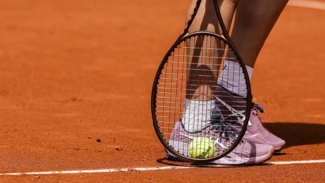 Ons Jabeur, en un entrenamiento en Roland Garros