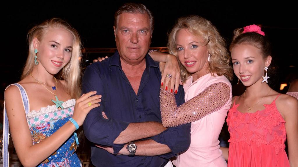 María Carolina de Borbón-Dos Sicilias junto a sus padres y hermana, en una imagen de archivo.