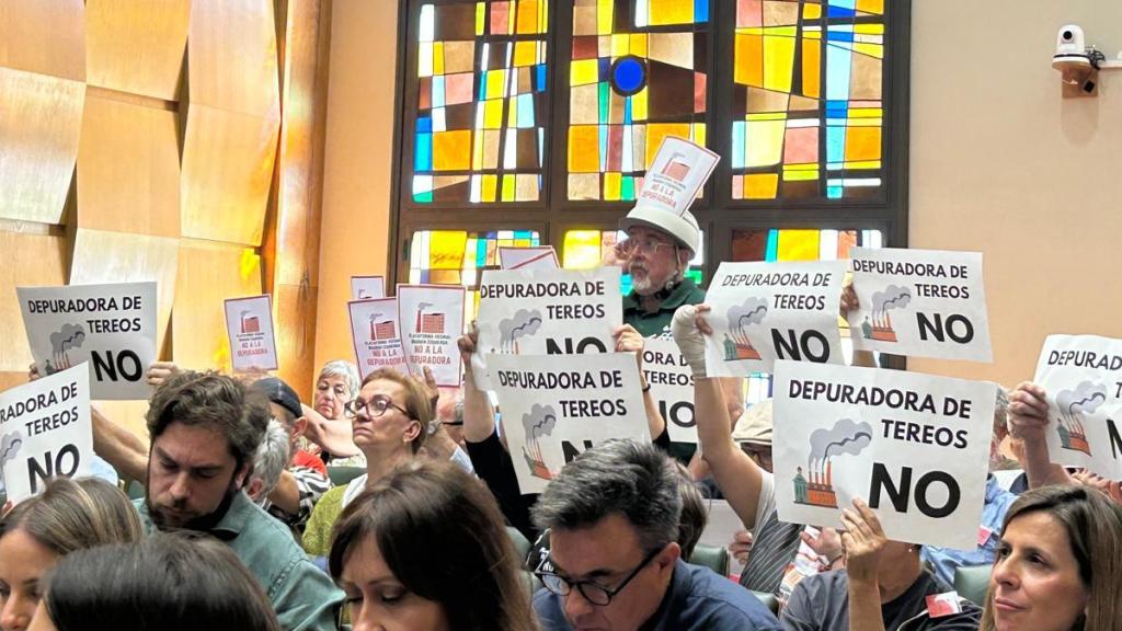 Vecinos del Picarral y asociaciones de Zaragoza con carteles en contra de la depuradora, durante el pleno de este jueves.