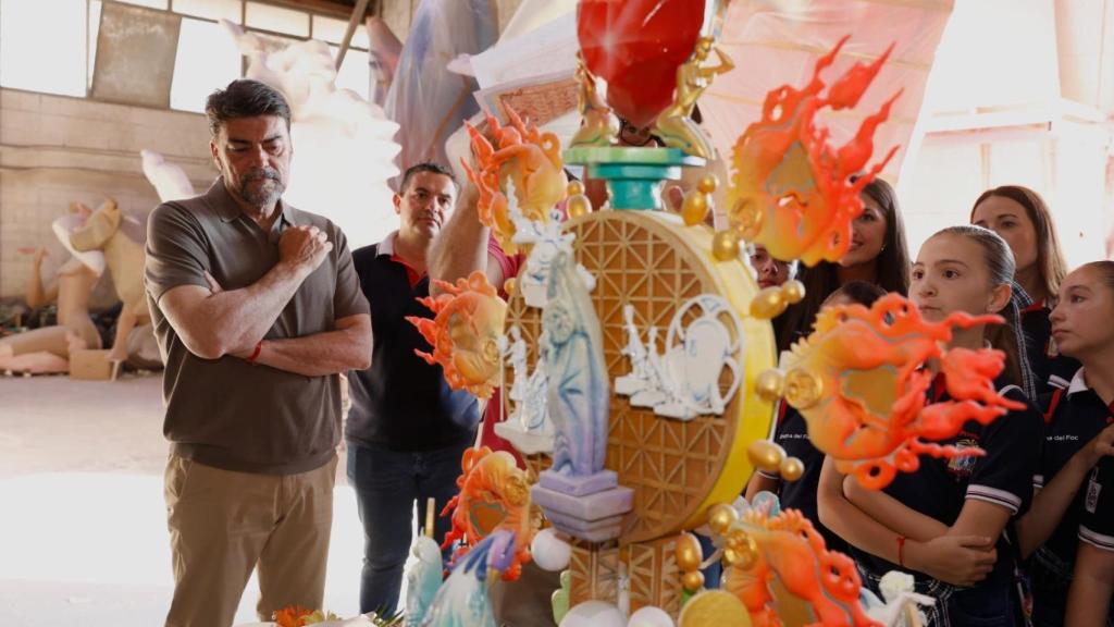 El alcalde Luis Barcala observa la maqueta de la Hoguera Oficial en el taller del artista Pedro Espadero.