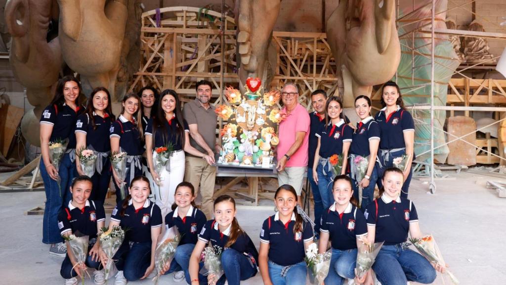 Foto de familia de la visista de la Federació de Hogueras al taller del artista Pedro Espadero.