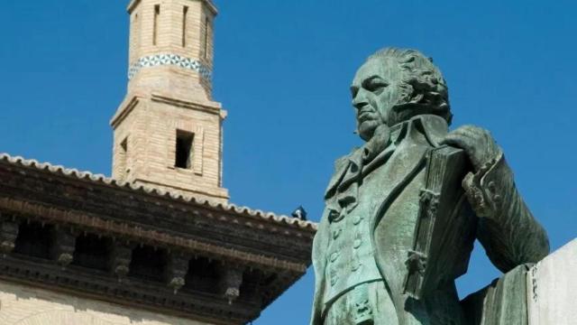 Estatua de Goya en su pueblo.