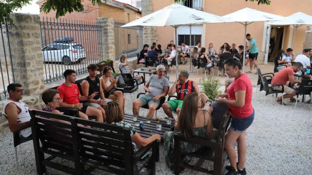 Un grupo de personas en la terraza de un bar en un municipio de Palencia
