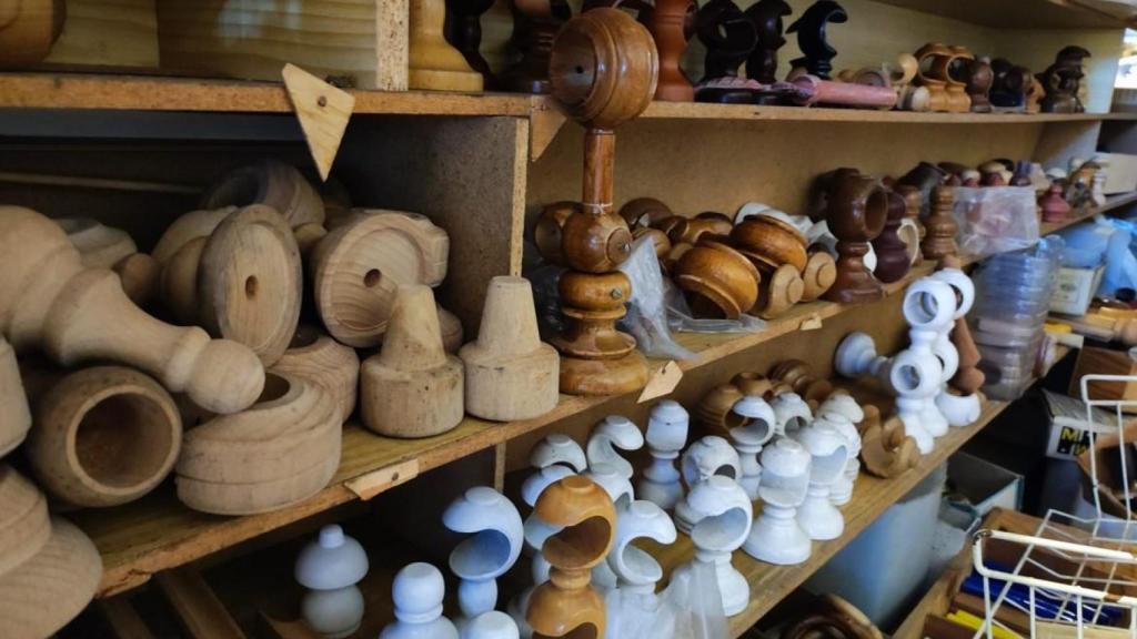 Piezas de madera en el interior de la tienda Manitas de A Coruña.