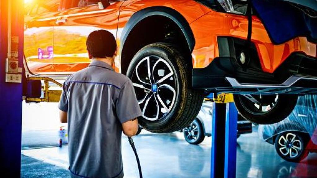 El hombre dentro del vehículo reveló ser empleado de la concesionaria.