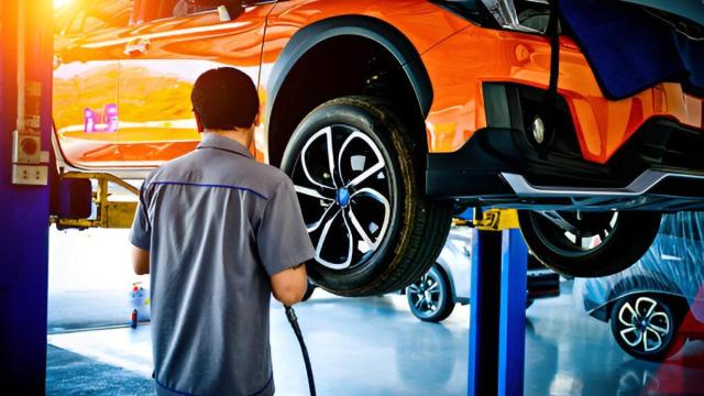 Vehículo siendo arreglado en un taller.