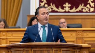 David Moreno, portavoz parlamentario de Vox, durante su intervención en el Pleno sobre la reforma del Estatuto.