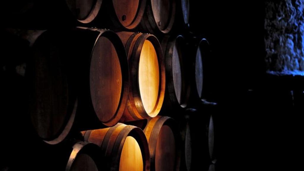 Barricas de una bodega en una imagen de archivo.