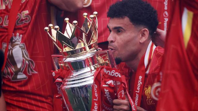Luis Díaz celebra el título de Premier League con el Liverpool.