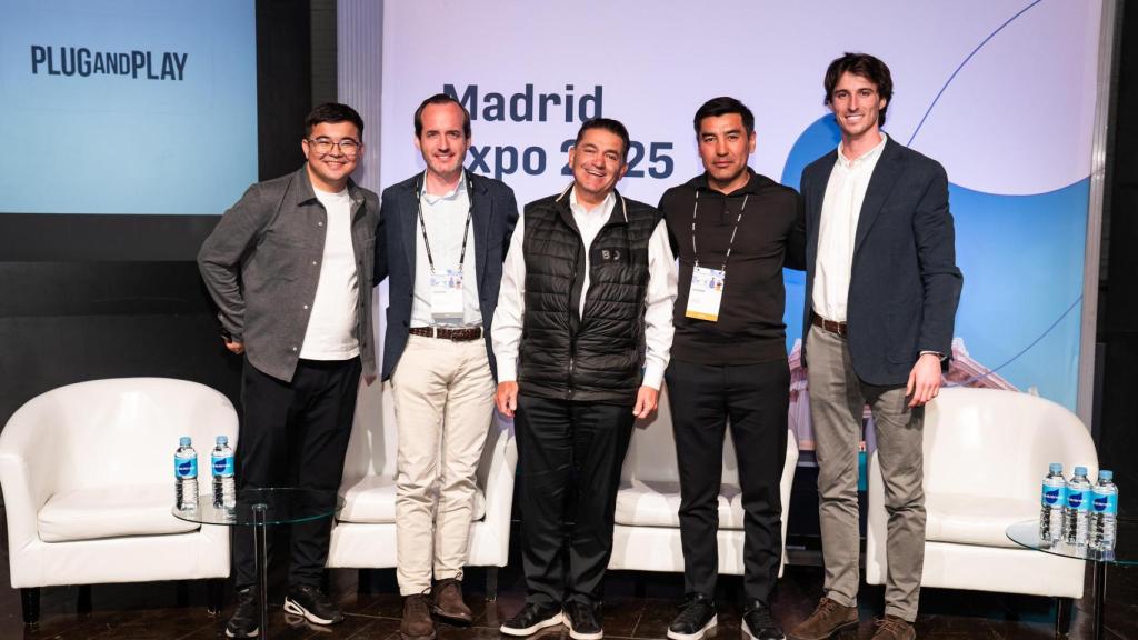 De izquierda a derecha: Adilbek Kamiyev, Head of VC at EA Ventures; Borja Aznar Bonilla, director de Plug and Play para el sur de Europa; Saeed Amidi, fundador y CEO de Plug and Play; Yerik Aubakirov, CEO de EA Group Holding y Luis Llorens, Principal en Plug and Play.