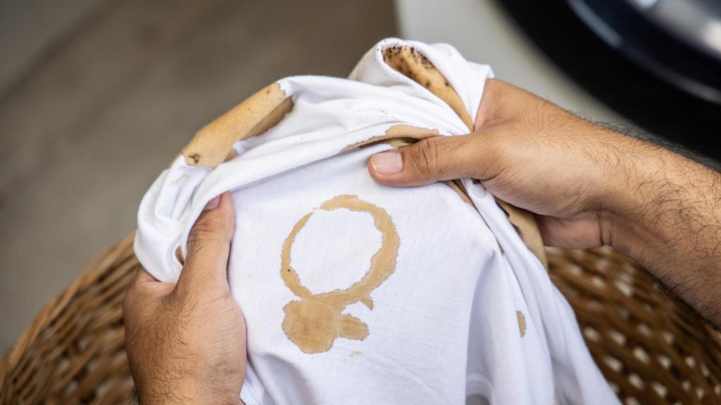 Una camisa blanca manchada de café.