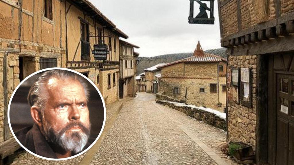 Imagen de una de las calles del pueblo que enamoró a Orson Welles y, en el círculo, el cineasta americano