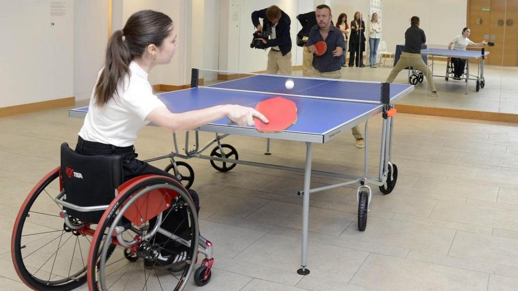 Martina Sande y Alberto Seoane juegan al tenis de mesa en la Fundación María José Jove.