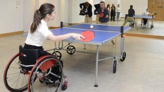 Martina Sande y Alberto Seoane juegan al tenis de mesa en la Fundación María José Jove.