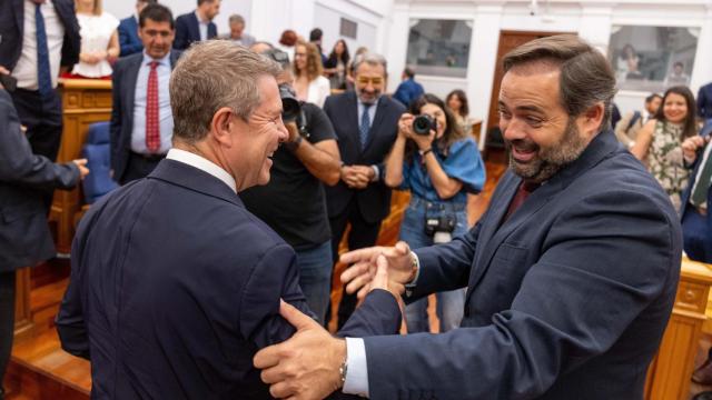 Emiliano García-Page y Paco Núñez saludándose en las Cortes de Castilla-La Mancha.