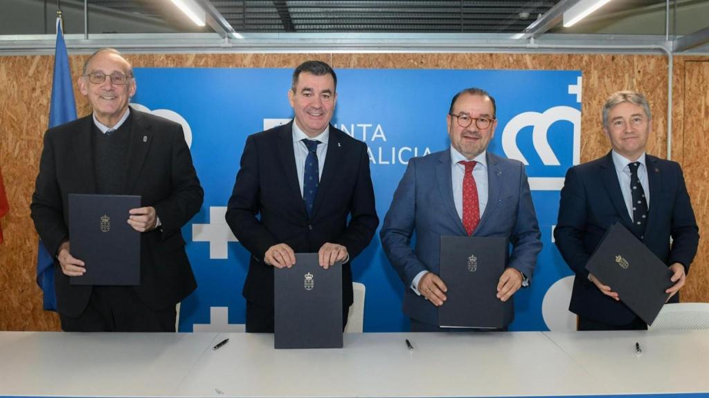 Imagen de archivo del conselleiro de Educación, Ciencia, Universidades e FP, Román Rodríguez, y los rectores de las tres universiades públicas gallegas