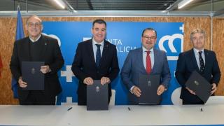 Imagen de archivo del conselleiro de Educación, Ciencia, Universidades e FP, Román Rodríguez, y los rectores de las tres universiades públicas gallegas