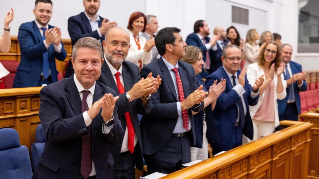 La bancada socialista aplaude la aprobación del proyecto de reforma en las Cortes regionales.
