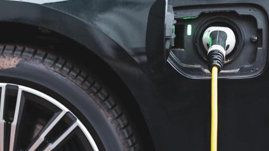 Carga de un vehículo eléctrico.