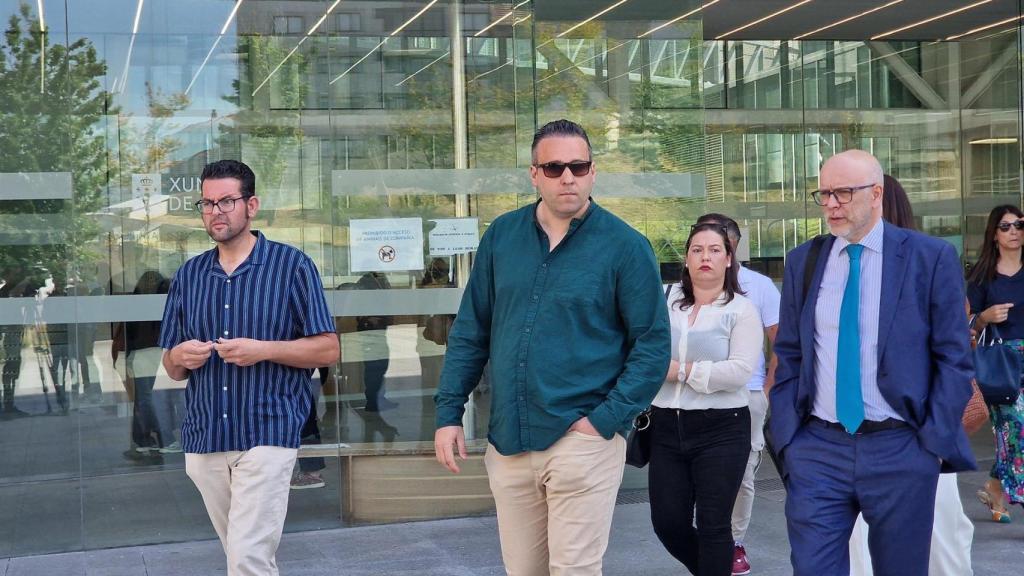 El presidente de la comisión de fiestas de Matamá a la salida de los juzgados.