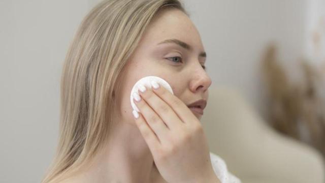 Imagen ilustrativa de una mujer desmaquillándose.