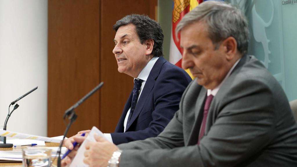 El consejero de Economía y Hacienda y portavoz, Carlos Fernández Carriedo, y el consejero de Movilidad y Transformación Digital, José Luis Sanz Merino, comparecen en rueda de prensa posterior al Consejo de Gobierno.