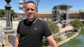 Javier Esteban, junto al escenario donde se celebra Icónica Santalucia Sevilla Fest, en la Plaza de España.