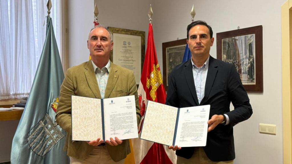 José Mazarías, alcalde de Segovia, a la izquierda y Guzmán Gómez, alcalde de Medina del Campo, a la derecha
