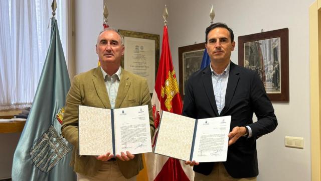 José Mazarías, alcalde de Segovia, a la izquierda y Guzmán Gómez, alcalde de Medina del Campo, a la derecha