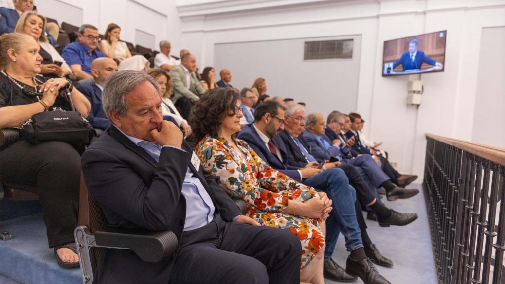 Ángel Nicolás, presidente de CECAM, siguiendo el debate desde la tribuna de las Cortes de Castilla-La Mancha.