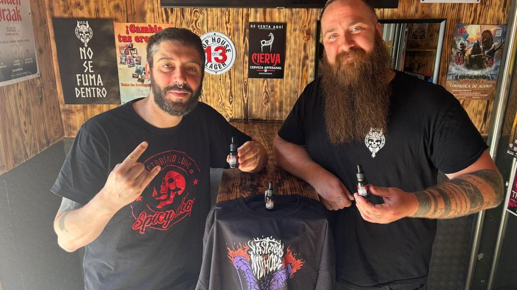 Responsables de Sköl y Factoría do Lume con la salsa.