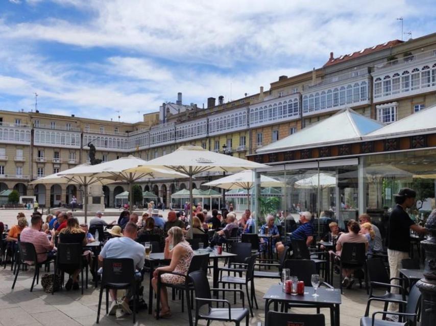 Turistas en una terraza de la plaza de María Pita de A Coruña.