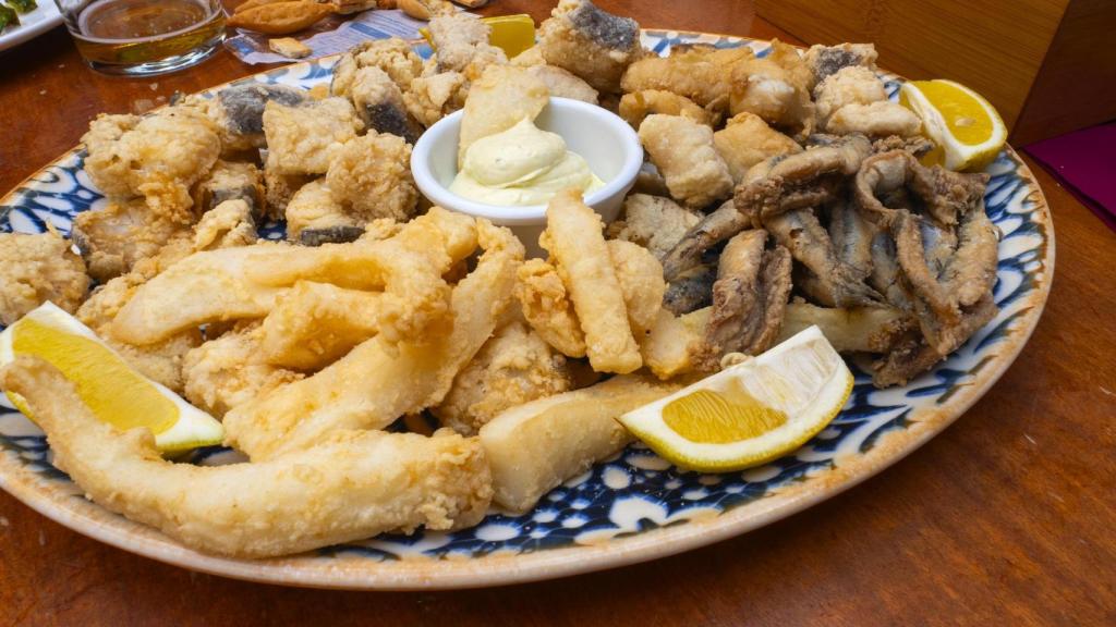Un plato de pescaíto frito.
