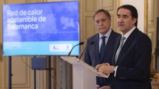 El consejero de Medio Ambiente, Vivienda y Ordenación del Territorio, Juan Carlos Suárez-Quiñones, y el alcalde de Salamanca, Carlos García Carbayo, presentan la red de calor de Salamanca con el Ayuntamiento de Salamanca