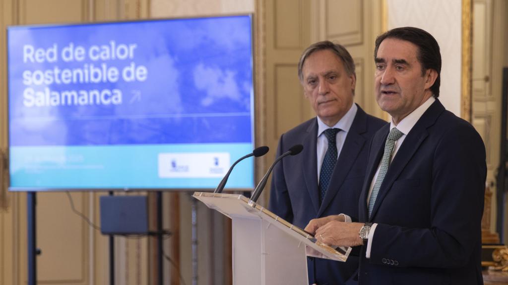El consejero de Medio Ambiente, Vivienda y Ordenación del Territorio, Juan Carlos Suárez-Quiñones, y el alcalde de Salamanca, Carlos García Carbayo, presentan la red de calor de Salamanca con el Ayuntamiento de Salamanca